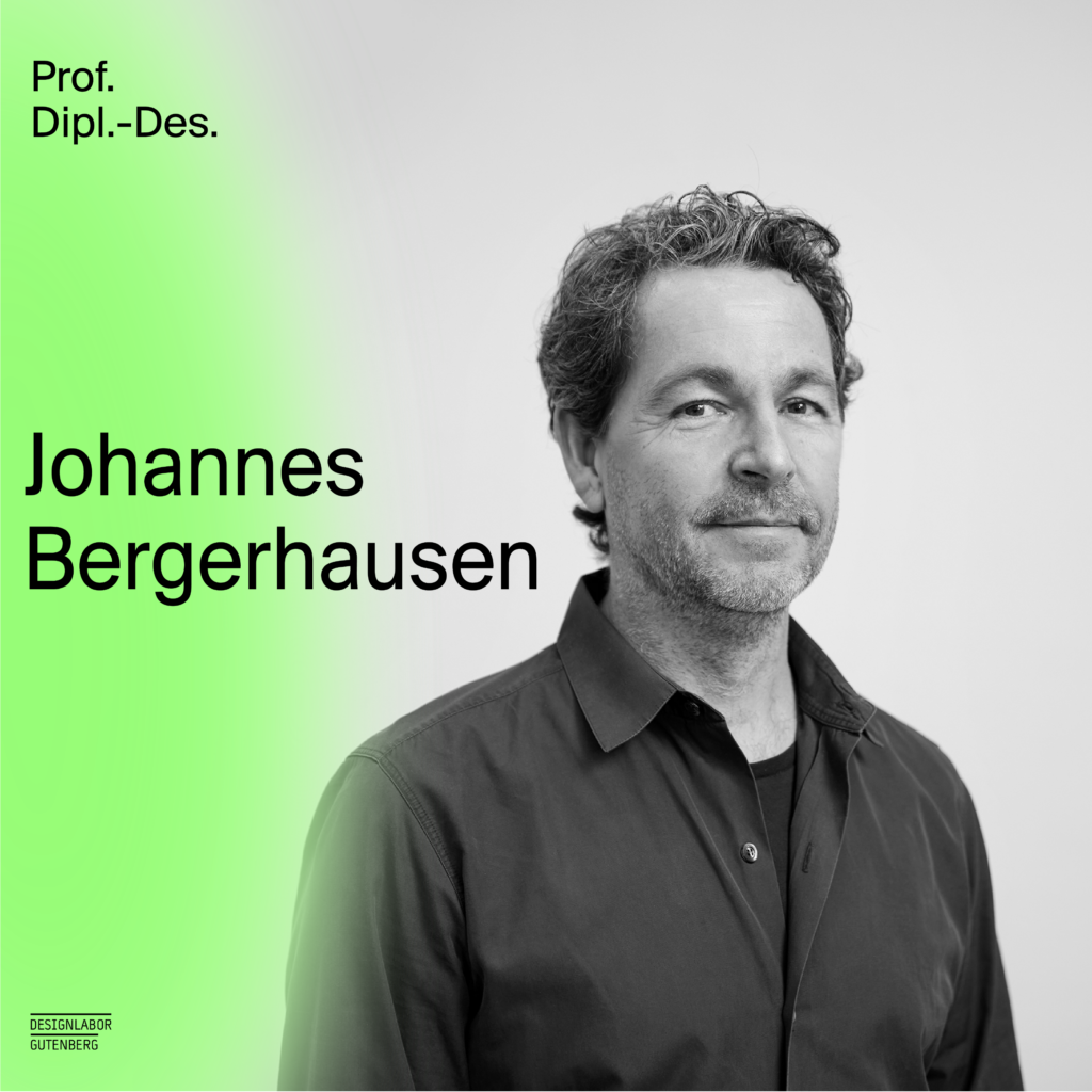 Schwarz-weiß Porträt von Prof. Dipl.-Des Johannes Bergerhausen mit einer neongrünen Farbfläche links