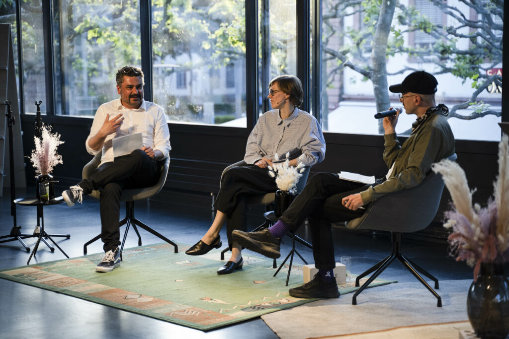 Zu sehen sind drei der SpeakerInnen des Events