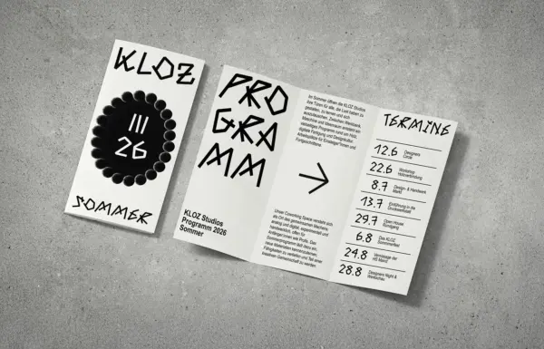 Schwarz-weiße Programmflyer von KLOZ Studios mit abstrakter Typografie und Terminübersicht auf grauem Beton